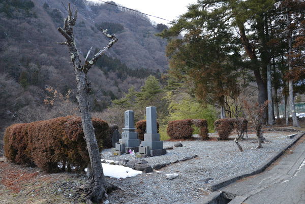 Могили шанованих ченців на схилі гори Нішияма Могили шанованих ченців на схилі гори Нішияма