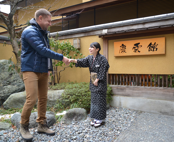 Гостинна Рей – службовка Нішияма Онсен Кейункан проводжає мене в далеку дорогу. У руках у неї книга про старовинний Київ Гостинна Рей – службовка Нішияма Онсен Кейункан проводжає мене в далеку дорогу. У руках у неї книга про старовинний Київ