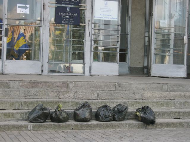 Сміття під міськрадою. Сміла