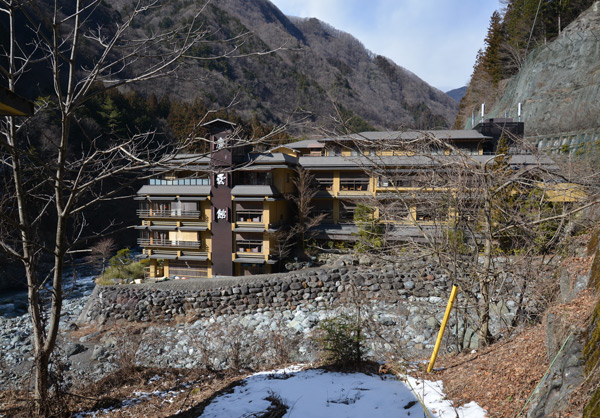 Найстаріший в світі готель Нішияма Онсен Кейункан 705 року побудови. Ось вже 40 поколінь одна і та ж сім'я володіє і керує ним. Найстаріший в світі готель Нішияма Онсен Кейункан 705 року побудови. Ось вже 40 поколінь одна і та ж сім'я володіє і керує ним.