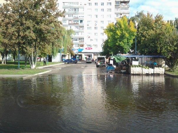 «Злива подарувала мікрорайону «Луначарський» власний басейн!» – написав у «Фейсбуці» житель мікрорайону Руслан Зоря