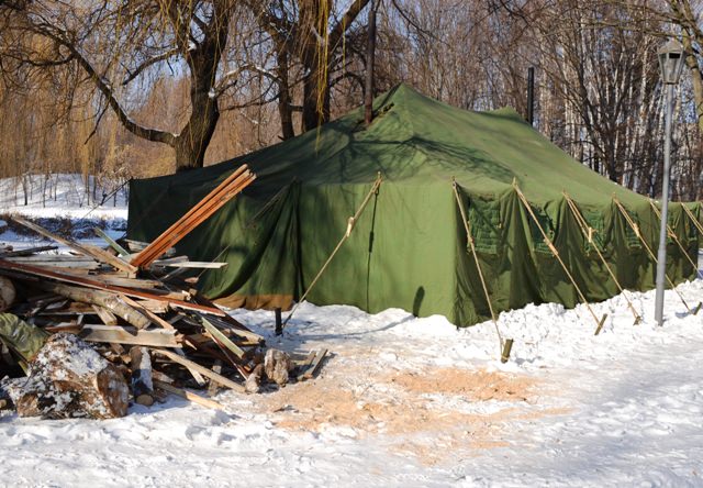 Щодня у цій палатці гріються близько 10 осіб