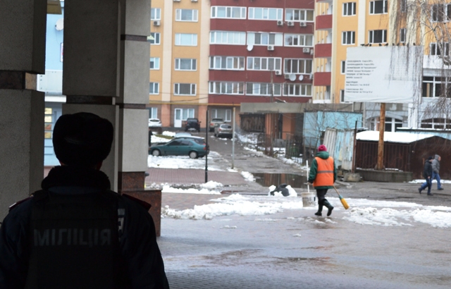 За усіма, щоправда, міліція не змогла вслідкувати… На цьому кадрі видно, як двірник спокійно пройшла повз міліціонерів. Далі жінка була дійшла практично до гранати, поки її не завернули правоохоронці. Фото «Прочерку»