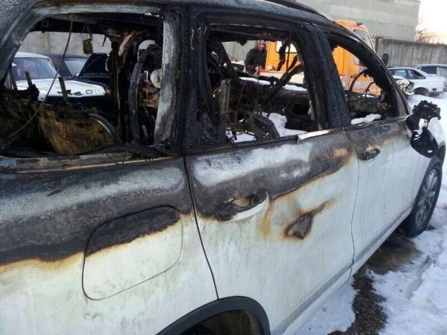 «Ось такий вигляд тепер має легендарний білий «Туарег» одного з лідерів Автомайдану Сергія Хаджинова. Він уже був для нас не просто автомобілем, не просто засобом пересування, він для нас став вже членом нашої великої родини, тому помста буде відповідна ... Кровна», - написав у «Фейсбуці» активіст Віталій Уманець