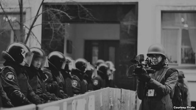 На фото – кореспондент польського телеканалу «Белсат», білорус Сергій Марчик На фото – кореспондент польського телеканалу «Белсат», білорус Сергій Марчик