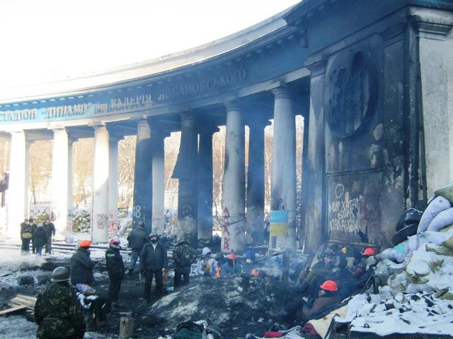 Колонада стадіону «Динамо» зараз нагадує Рейхстаг 1945 року