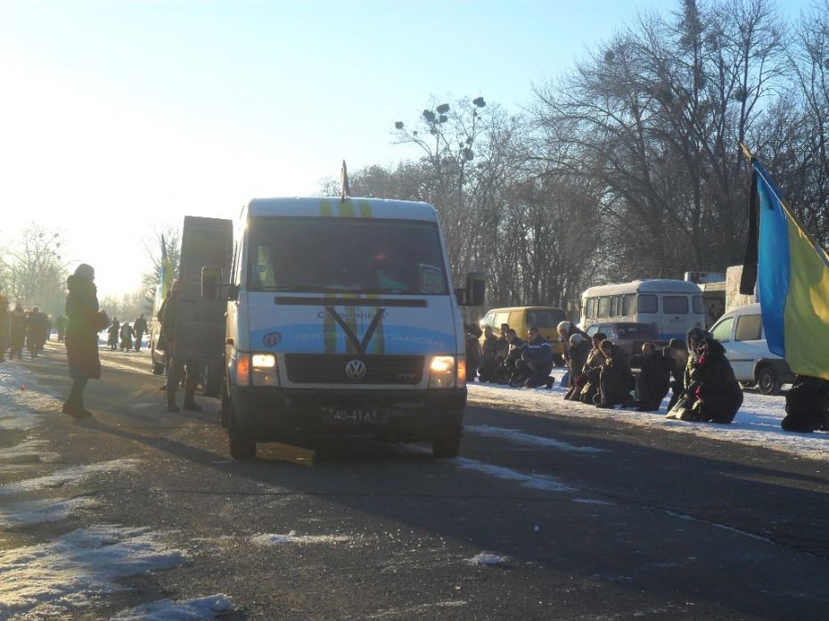 На фото - односельчани зустрічають бійця Віктора Арабських