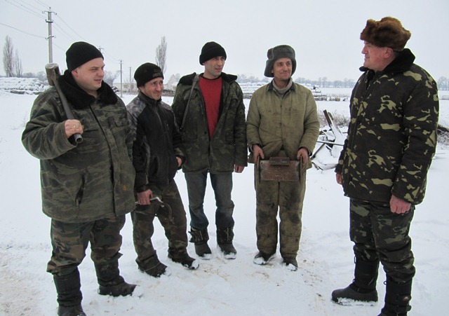 Саме ця бригада слюсарів з експлуатації та ремонту водопровідної мережі в СТОВ «Дніпро» села Васютинець Володимир Сліпенький, Дмитро Бобрицький, Василь Гоштанар та Олександр Фасс на чолі з інженером Володимиром Жогло в короткий термін відремонтувала водопостачання в Лящівському НВК
