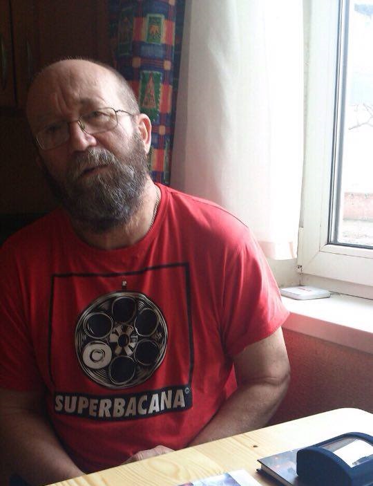 Андрій Охрімович отримував нагороду вдома. Був одягнений, як і в своїх походах для "Машини часу" - у червоно-чорну футболку із зображенням револьверного барабана...