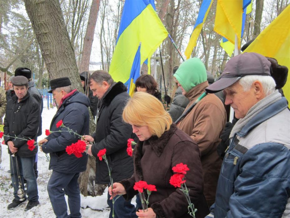 Свічки пам’яті, квіти і святий хліб на могили Героїв