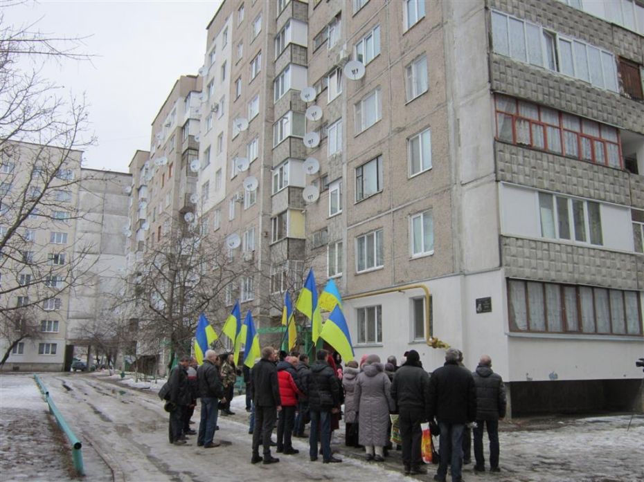 Навколо у таких будинках живуть тисячі земляків Юрія Пасхаліна. Та навіть вихідного дня вони не вийшли віддати данину поваги загиблому юнаку
