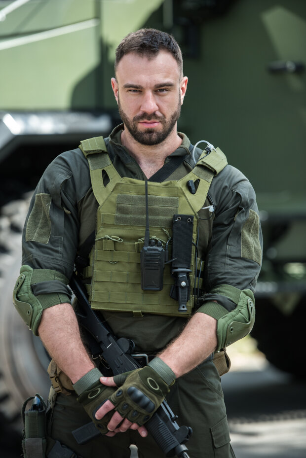 У ролі сучасного спецпризначенця - у телесеріалі «Ангели»