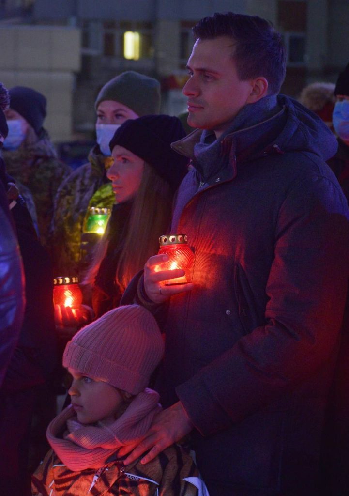 photo5301255280388060016-721x1024