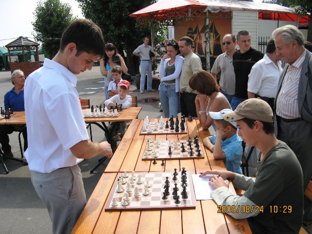 Чемпіон України В.Якимов дає сеанс одночасної гри черкащанам Чемпіон України В.Якимов дає сеанс одночасної гри черкащанам