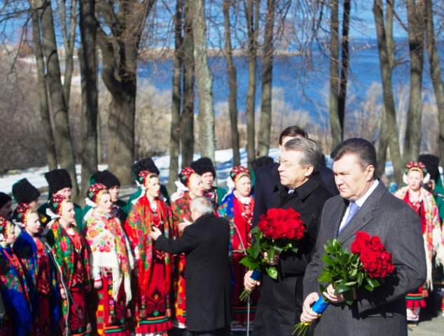 Під "Думу" Шевченка у виконанні хору ім. Г.Верьовки відбувається покладання квітів (фото - прес-служба Президента України)