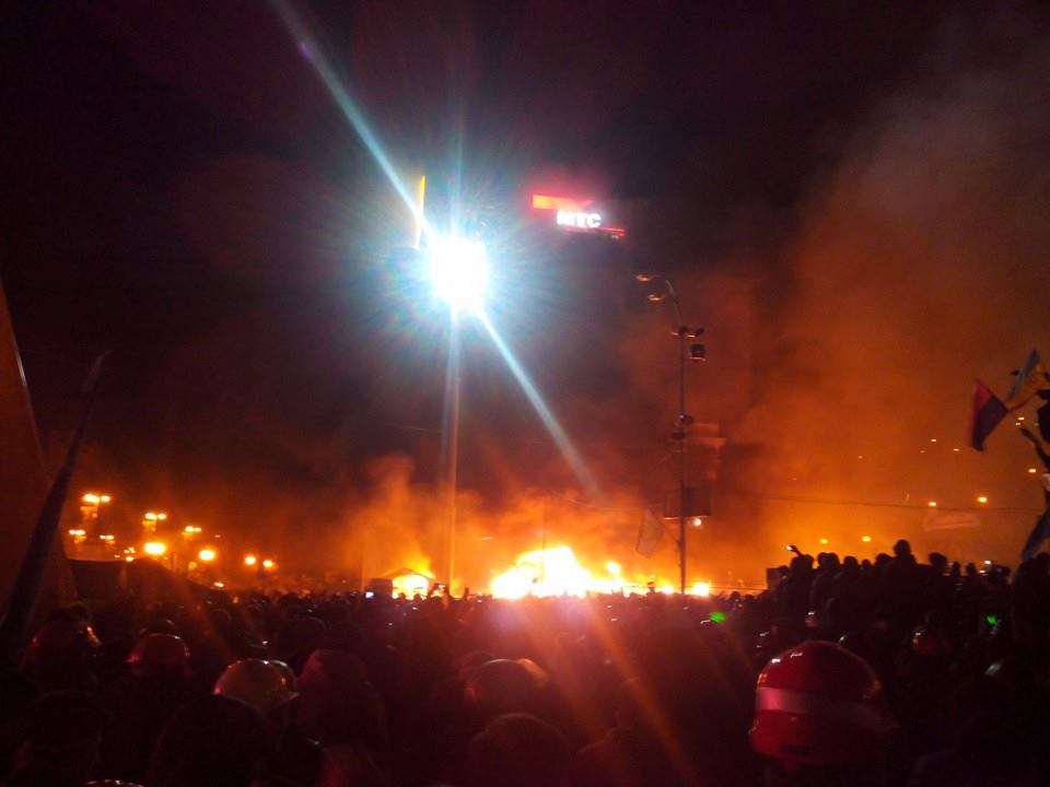 Майдан з усіх боків охоплений вогнем. "Беркут" продовжує наступ