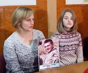 Мати й сестра Дениса Гненного під час зустрічі рідних полонених 29 січня в Черкасах