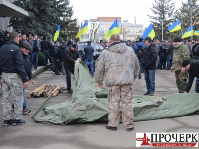 Ветерани АТО розгортають намет під стінами Будинку рад