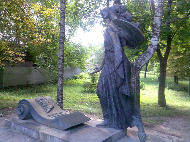 800px-Памятник_Івану_Сошенку_Корсунь-Шевченківський_2
