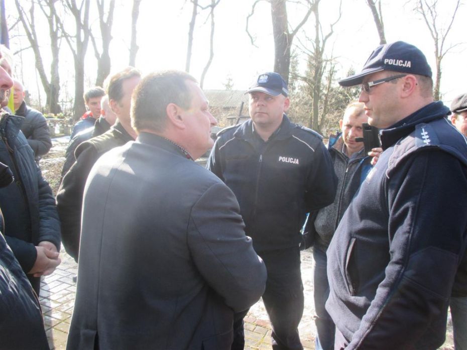 Польські поліціянти роз’яснюють українцю, кого він має згадувати біля могил закатованих одноплемінників