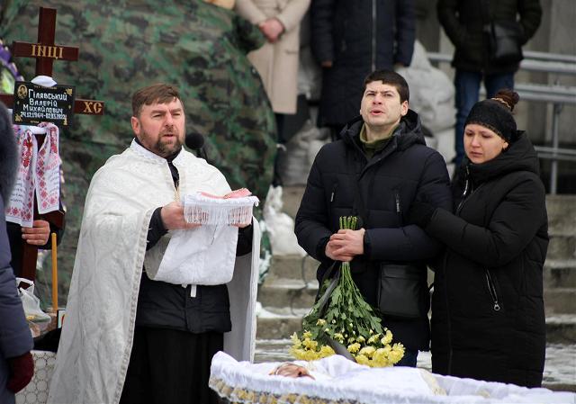 Відспівував полеглого отець Михайло Шевчук, поруч нього син Героя з дружиною