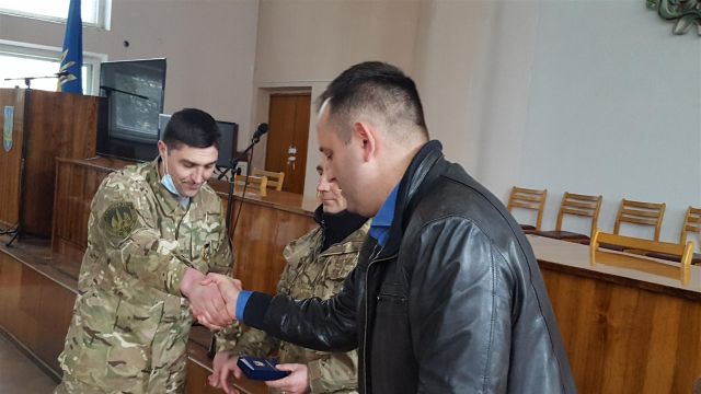 Нагороду отримує капрал Геннадій Зуєв