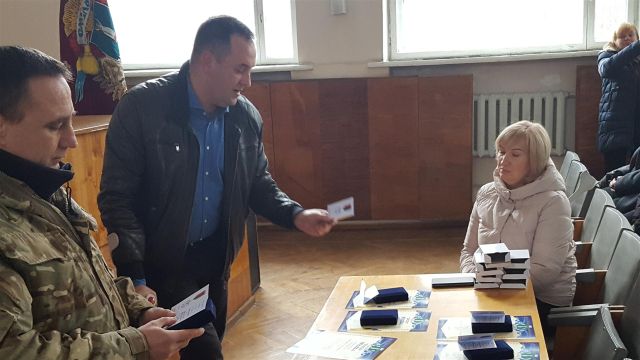 Нагородження ветеранів Дебальцівської операції проводили Микола Липовий (зліва) і Сергій Ананко