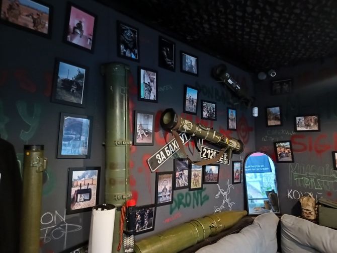 В оформленні кав’ярні Єлизавети домінує військова тематика