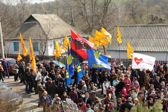 Організатори просили не заполітизовувати урочистості і не брати партійних прапорів...