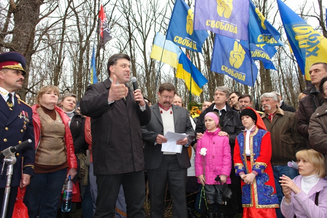 Олег Тягнибок - єдиний політик пройшов пішки кількакілометровий холодноярський маршрут Мельники-Кресельці. Інші пересувались на авто