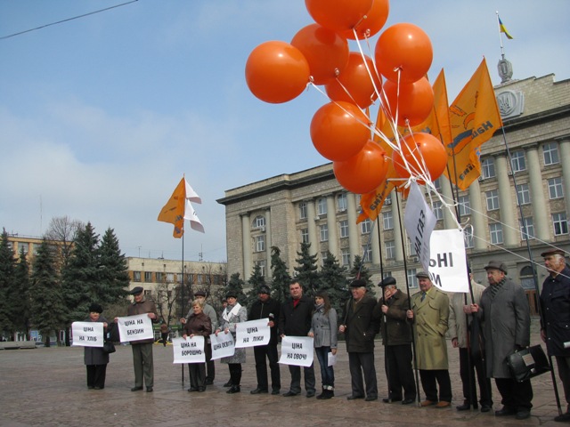 Організатори небагатолюдного мітингу пообіцяли, що далі акції будуть гарячішими!