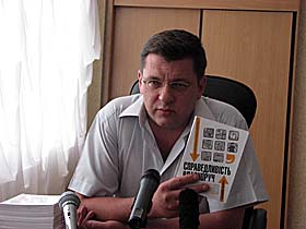 "Справедливість власноруч" - так називається книжка, яку мер Черкас написав ще у 2007 році