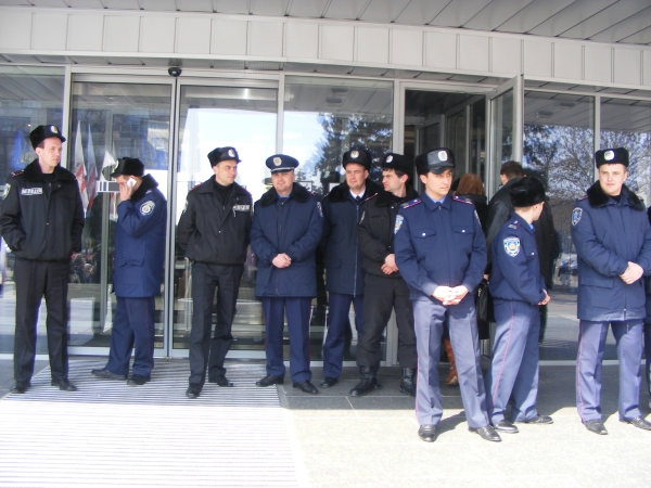 Будівлю міськвиконкому дбайливо оберігають від народу. Фото з сайту: dzvin.org