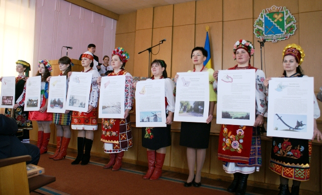 Фото з презентації першого тому книги «Чорнобаївщина. Нариси історії населених пунктів» Марії Приліпко