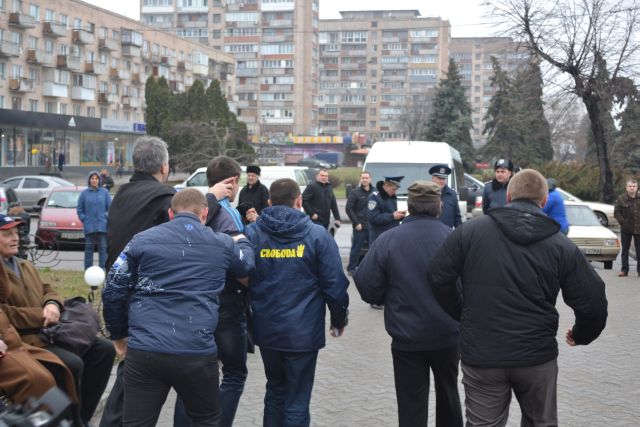 Провокатора ведуть здавати міліції. Правоохоронці спостерігають...