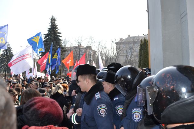 Депутати міськради вибиралися з приміщення за спинами міліції