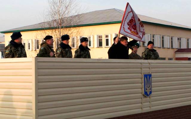 "Пишаюся, бо саме цей прапор там майорить. Прапор майданів!!!", - коментує пост губернатора активіст Руслан Зоря