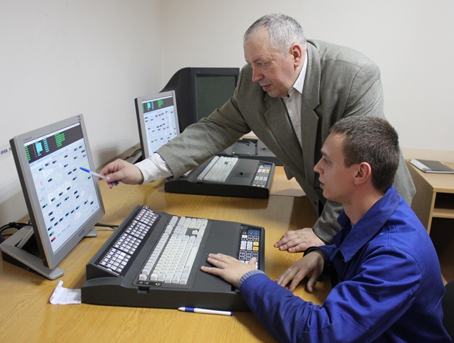 Ігор Негробов тестує на «тренажері» Олександра Азу