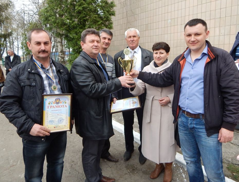 Володарями перехідного Кубка й золотих медалей стала команда ветеранів ДАІ Чорнобаївського РВ УМВС, показавши у сумі очок відмінний результат – 122 бали. Дружина Олександра Слинька Любов Віталіївна, син Олександр та Петро Григорович Душейко вручають нагороду