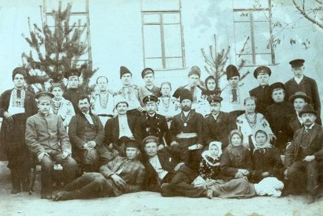 Біля волоОрганізатори Вільного козацтва Никодим Смоктій і Семен Гризло (сидять – другий і третій зліва) серед селян села Гусакове Звенигородського повіту. Березень 1917 рокустної управи Гусакове  березень 1917