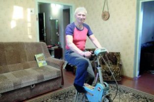 Євген ¬Антропов сидить удома на велотренажері. За раз може накрутити 80 кілометрів