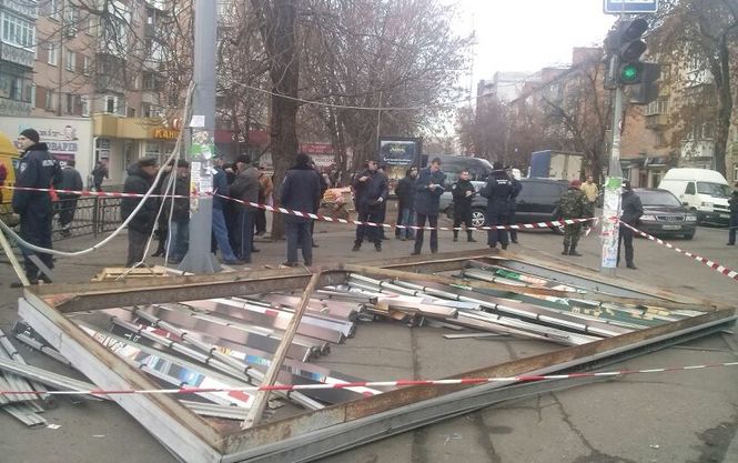 Білборд, який упав на людей