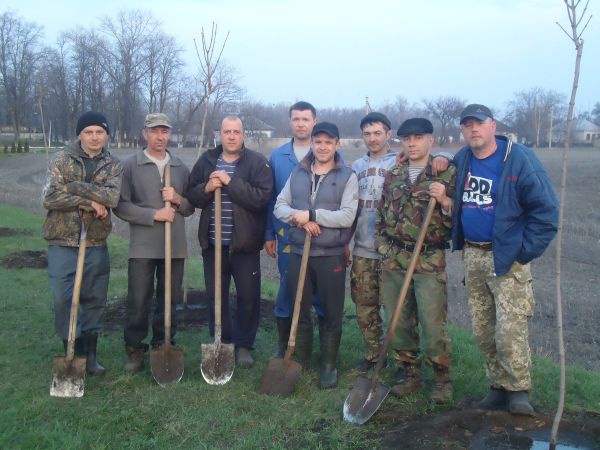 Федір Євгенович Німчин, Олександр Павлович Коровник, Сергій Володимирович Осіпов, Андрій Миколайович Вірютін, Віталій Володимирович Дмитрюк, Володимир Олександрович Пронін, Олександр Миколайович Романенко разом з сільським головою Анатолієм Миколайовичем Писаренком під час висаджування молодих саджанців.