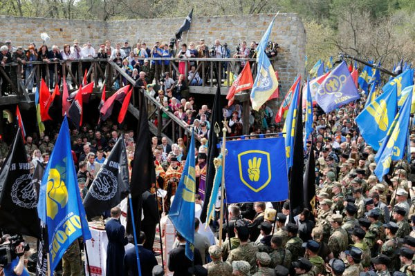 Холодноярівський та червоно-чорний прапори в Чигирині