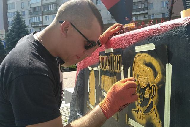 Павло Собко відновлює пам’ятний знак Бандері та Шухевичу