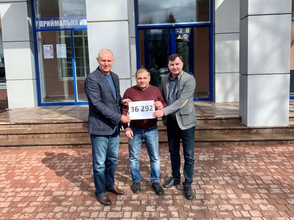 директор ЧДБК Олег Куклін - батько студента Віталій Оліфіренко -  заступник директора  ЧДБК Максим Богун