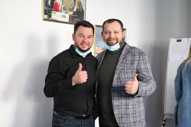 Голова Черкаської обласної федерації шахів Олег Кушнір та диреткор департаменту освіти та гуманітарної політики Ігор Волошин