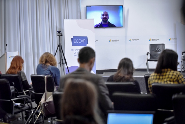 Зустріч з Олександром Данилюком у пресцентрі Українського кризового медіа-центру проходила онлайн, оскільки він захворів на ковід