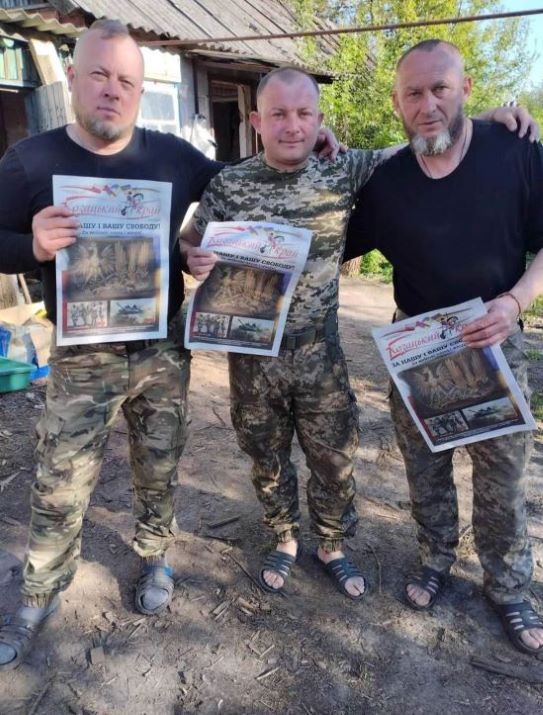 Бійці зі свіжим номером газети - Курахово, травень 2023-го...
