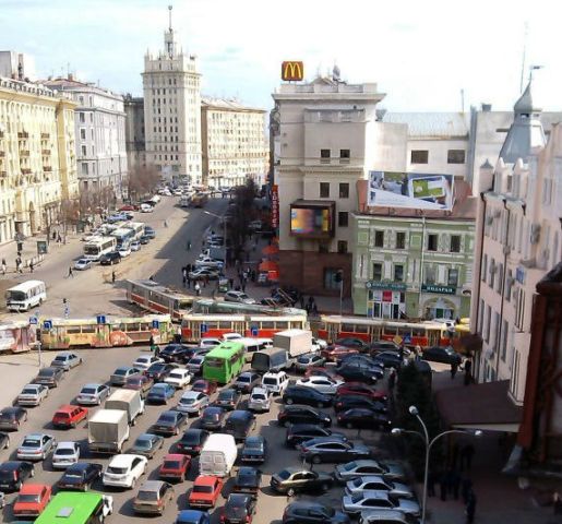 А у самому Харкові місцева влада громадським транспортом заблокувала вулиці аби перешкодити опозиційному мітингу (фото - glavnoe.ua)